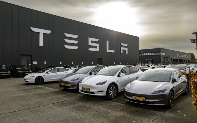 masini electrice parcate in fata unui dealership tesla