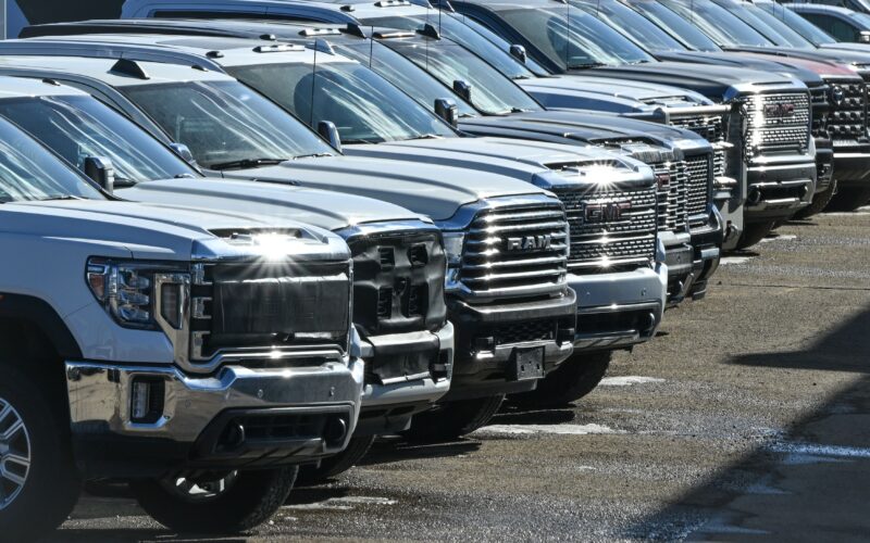 masini camionete in parcare general motors